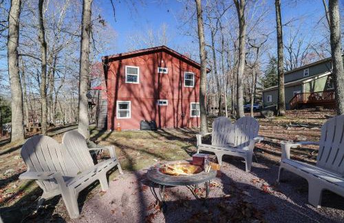 East Stroudsburg House | Pocono Retreat - Hot Tub, Sauna, Lake Access