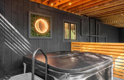 East Stroudsburg House | Pocono Speak Easy Hot Tub Golf Simulator 1920 Bar