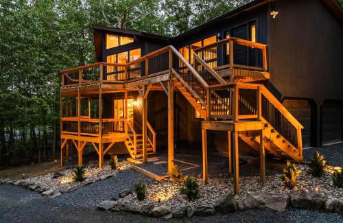 East Stroudsburg House | Pocono Speak Easy Hot Tub Golf Simulator 1920 Bar
