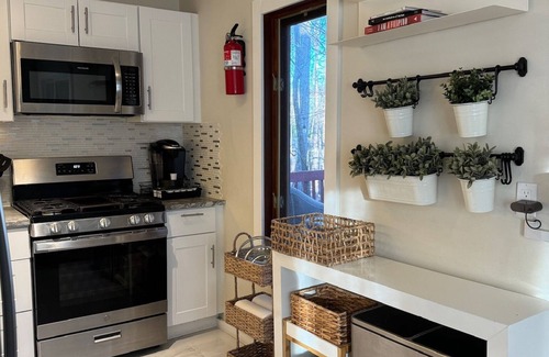 East Stroudsburg House | Poconos Chalet - Hot Tub - Kayaks - Gas Stove