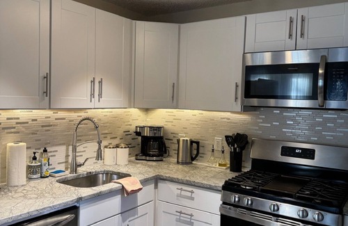 East Stroudsburg House | Poconos Chalet - Hot Tub - Kayaks - Gas Stove