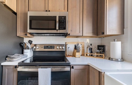 East Stroudsburg Ski Chalet | Poconos Chalet w/private hot tub, game room, projector, lakes, pools, tennis