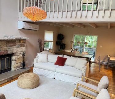 East Stroudsburg House | Poconos Modern Chalet-Hot Tub-Home Theater-Lake