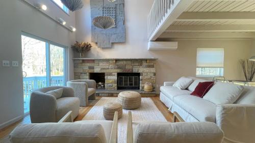 East Stroudsburg House | Poconos Modern Chalet-Hot Tub-Home Theater-Lake