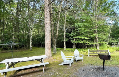 Reeders House | Poconos Rustic Studio Apartment in the Poconos on Private Resort
