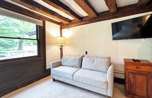 Reeders House | Poconos Rustic Studio Apartment in the Poconos on Private Resort
