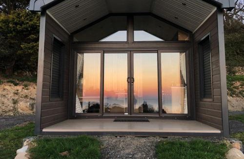 Llwyngwril Ski Chalet | POD6 Family Glamping with seaview & Wi-Fi