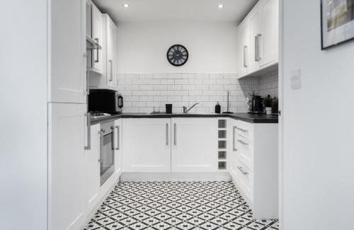 West Bromwich Apartment | Poets Court - Modern 2 Bedroom Apartment