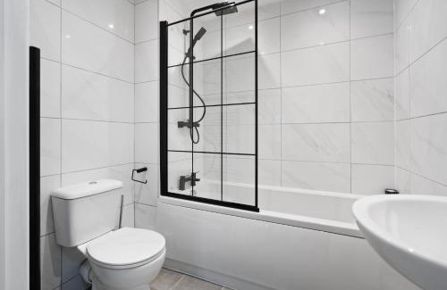 West Bromwich Apartment | Poets Court - Modern 2 Bedroom Apartment