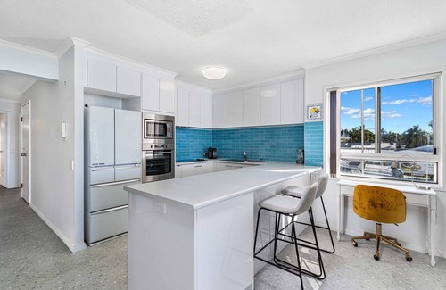 Runaway Bay Apartment | Poinsettia Beach Broadwater Retreat