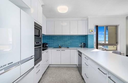 Runaway Bay Apartment | Poinsettia Beach Broadwater Retreat