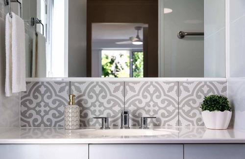 Runaway Bay Apartment | Poinsettia Beach Broadwater Retreat