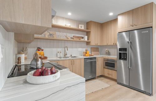 Point Loma Heights House | Point View Luxe by AvantStay 5BR Coastal Stay w En-suites Kitchen