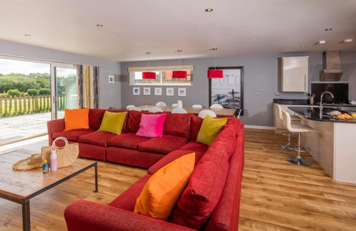 Winnard's Perch Resort | PointBreak Sleeps 12 with hot tub-Great celebration house-Dog friendly