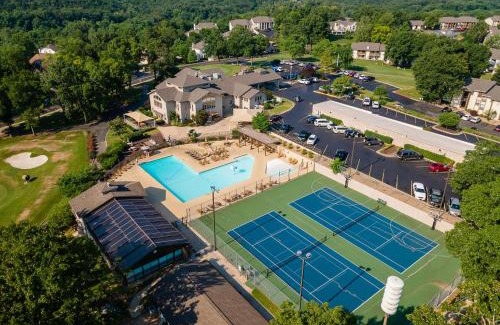 Table Rock Apartment | Pointe Royale Resort - Restaurant, Golfing, Pools, Gym, Trails, Lake Access