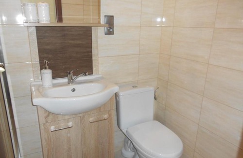 Rusinowo House | Pokój dwuosobowy nr 3 z prywatną łazienką L. Wójtowicz