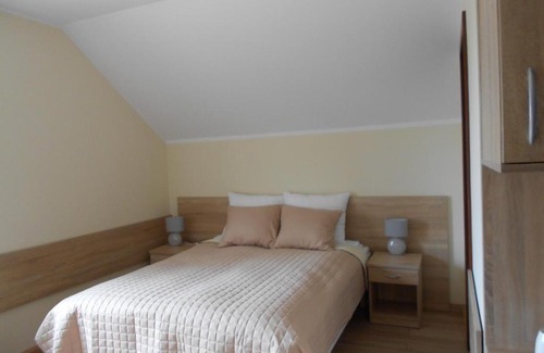 Rusinowo House | Pokój dwuosobowy nr 3 z prywatną łazienką L. Wójtowicz