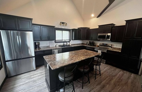 Valemount House | Polar Den Cabin - Pet Friendly!