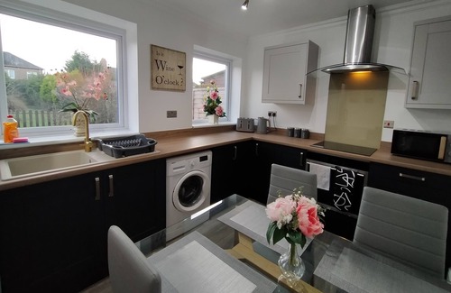 Crewe House | ✨Polaris House 🏠 - sleeps 6, driveway, garden