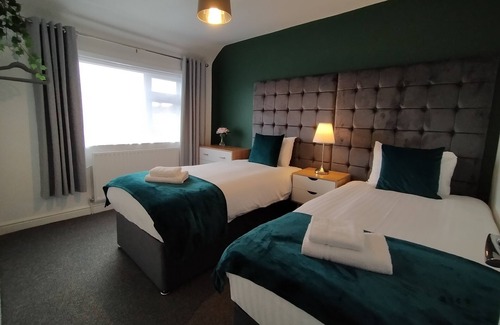 Crewe House | ✨Polaris House 🏠 - sleeps 6, driveway, garden