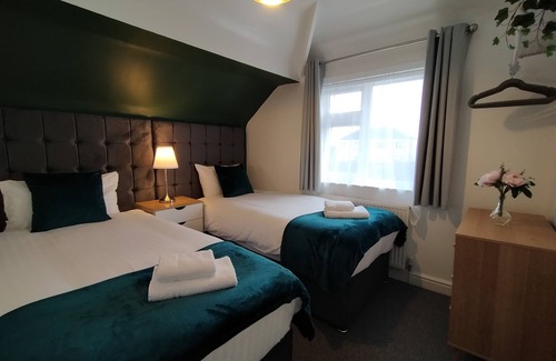 Crewe House | ✨Polaris House 🏠 - sleeps 6, driveway, garden