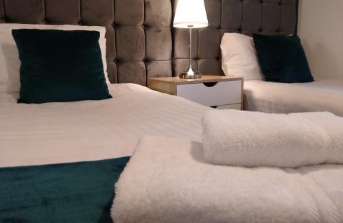 Crewe House | Polaris House - sleeps 6, driveway, garden