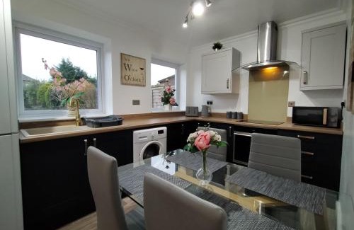 Crewe House | Polaris House - sleeps 6, driveway, garden