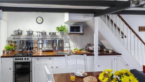 Mousehole House | Poldark Charming Mousehole Cottage with Net Loft