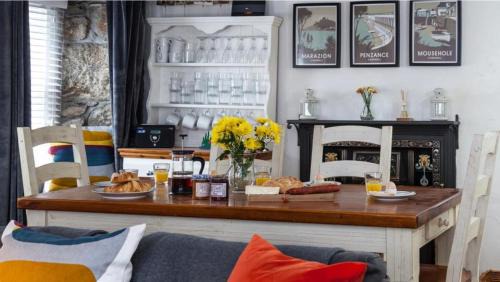 Mousehole House | Poldark Charming Mousehole Cottage with Net Loft