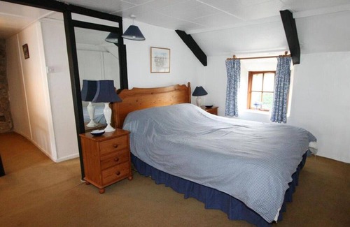 St. Buryan House | Poldhu Cottage is a Cornish granite cottage full of charm located in St Buryan near the Minack Theatre