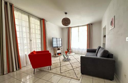 Pezenas Apartment | Polichinelle Hyper Centre - Wifi - Balcon & Parking Proche