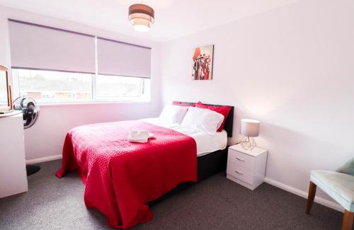 Cray Valley East Apartment | Polperro House - Contractor ready!