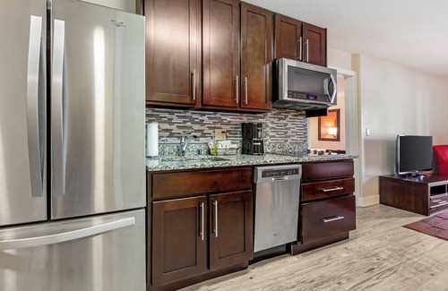 Wisconsin Dells Hotel | Polynesian Hotel & Suites Wisconsin Dells/Lake Delton