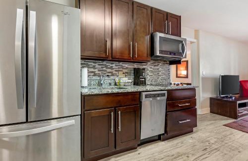 Wisconsin Dells Resort | Polynesian Hotel & Suites