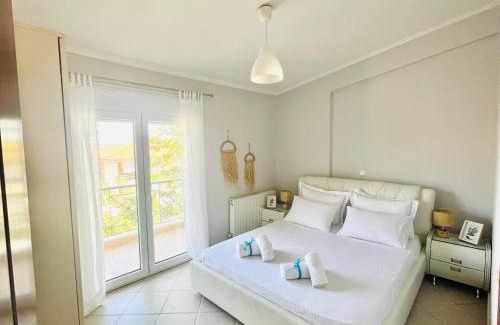Paralia Ofryniou Apartment | Polyxeni's Summer Escape