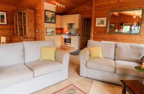 Broadwoodkelly Cabin | POMONA LODGE 3, pet friendly, character holiday cottage in Winkleigh