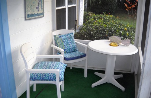 Crystal Beach Cottage | Pompano Paradise, Sleeps 6 Pet Friendly, Steps to the Beach