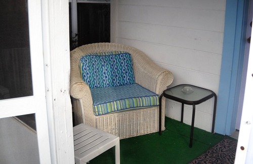 Crystal Beach Cottage | Pompano Paradise, Sleeps 6 Pet Friendly, Steps to the Beach