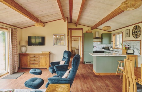 Whitney-on-Wye Cottage | Pond View - a cabin that sleeps 4 guests in 2 bedrooms