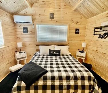 Jonesville House | Pond View Cabin near Ark Encounter with Loft