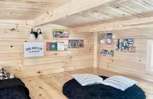 Jonesville House | Pond View Cabin near Ark Encounter with Loft