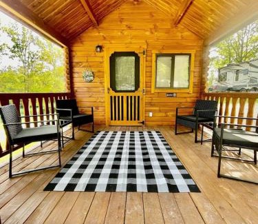 Jonesville House | Pond View Cabin near Ark Encounter with Loft