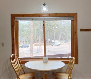 Woodland Park Bed & Breakfast | Ponderosa B Cabin Suite
