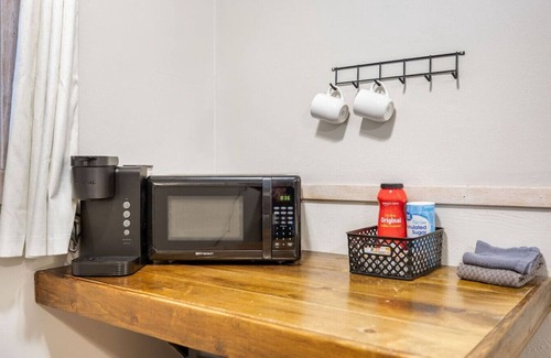 Deadwood Hotel | Ponderosa Pines: Motel Room 18- Peaceful room in the woods
