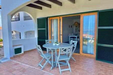 Arenal d'en Castell Apartment | Ponent - Planta baja con vistas al mar y piscinas