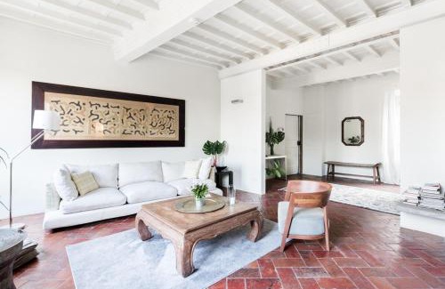 Oltrarno Apartment | Ponte Vecchio Flat Overlooking Piazza della Passera