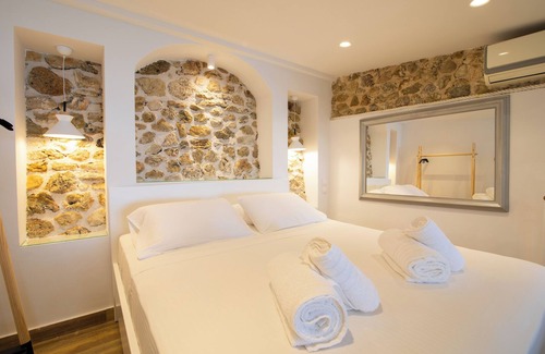 Perama Hotel | Pontikonisi Hotel