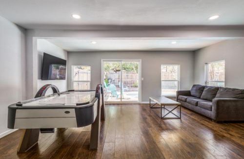 Lewisville Villa | Pool! 2GameRooms! Grill! KingMaster!