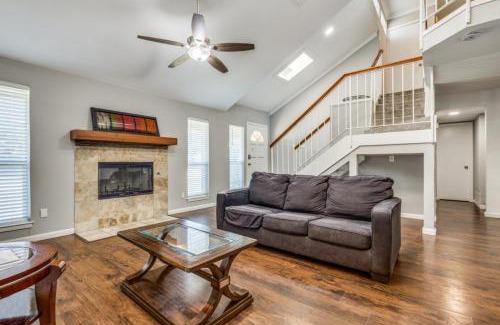 Lewisville Villa | Pool! 2GameRooms! Grill! KingMaster!