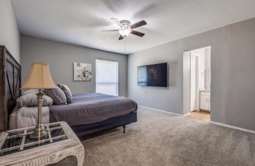 Lewisville Villa | Pool! 2GameRooms! Grill! KingMaster!